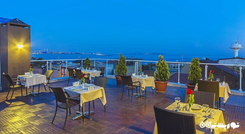 نمای کلی از رستوران فضای باز هتل